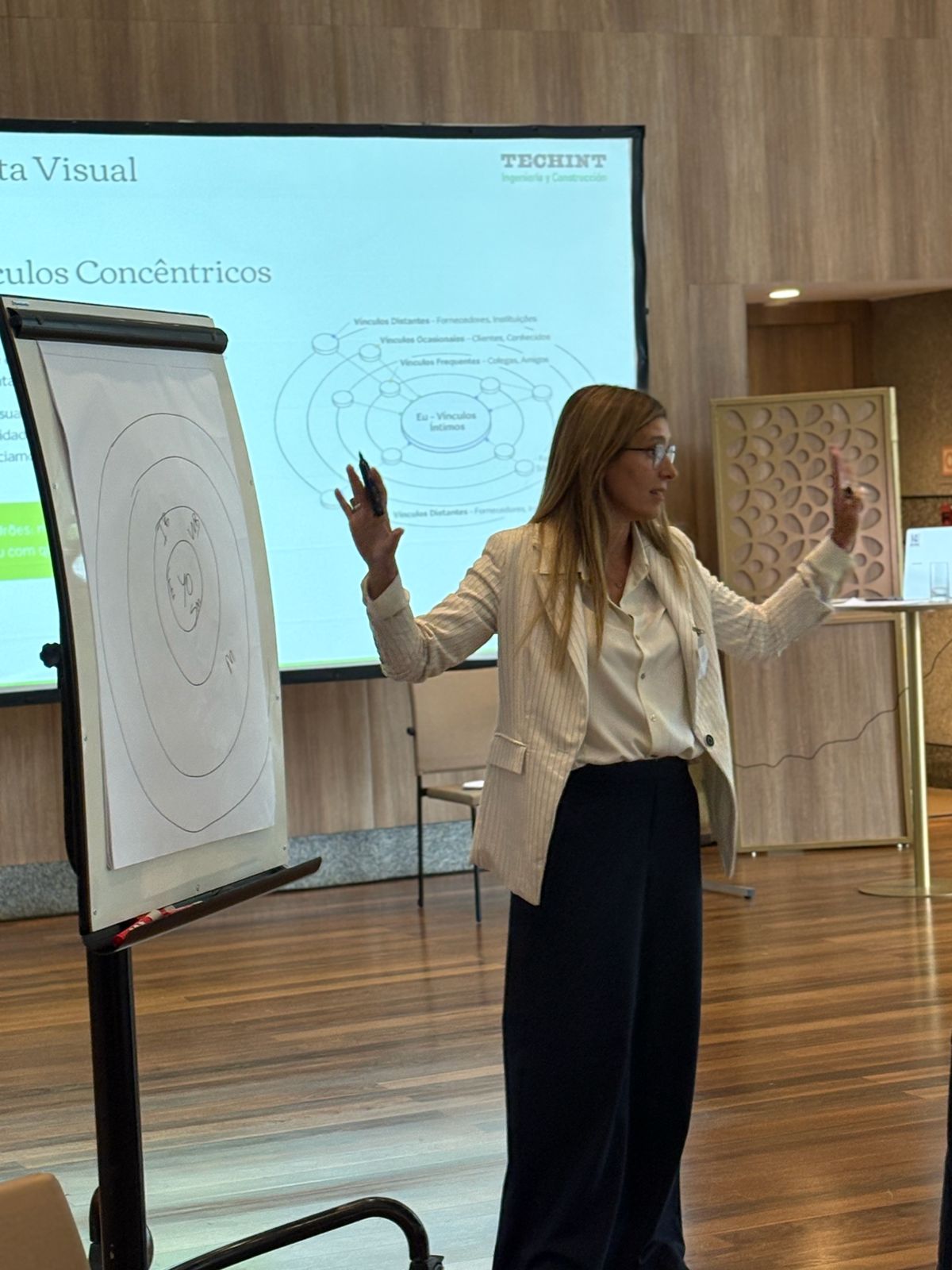 Nata Bernardoni facilitando un taller